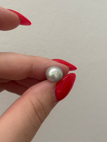 Boutons de manchette Chanel des années 2000 en perle gris bleu