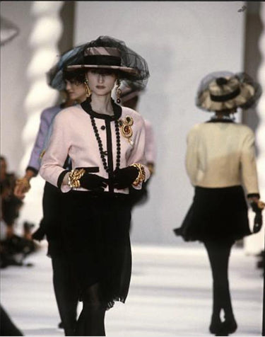 ARCHIVE - 1991 Chanel Runway Mauve Tweed Cropped Jacket with Black Trim