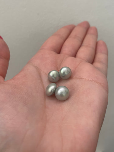 Boutons de manchette Chanel des années 2000 en perle gris bleu