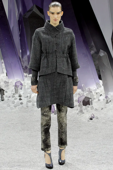 Robe Chanel 2012 en tweed métallisé gris anthracite à boutons géode
