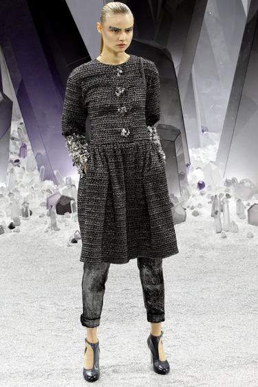 Robe Chanel 2012 en tweed métallisé gris anthracite à boutons géode