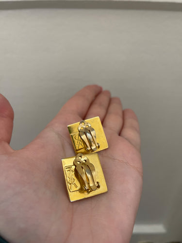 Boucles d'oreilles clips Yves Saint Laurent des années 1970 en pâte de verre et métal doré