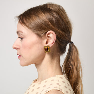 Boucles d'oreilles clips Yves Saint Laurent des années 1970 en pâte de verre et métal doré
