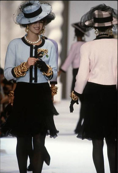 ARCHIVE - 1991 Chanel Runway Mauve Tweed Cropped Jacket with Black Trim