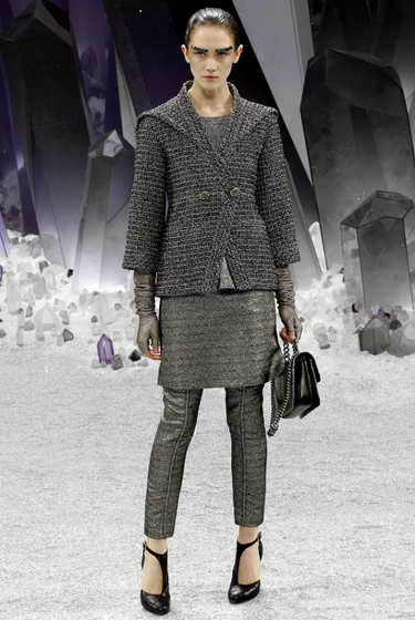 Robe Chanel 2012 en tweed métallisé gris anthracite à boutons géode