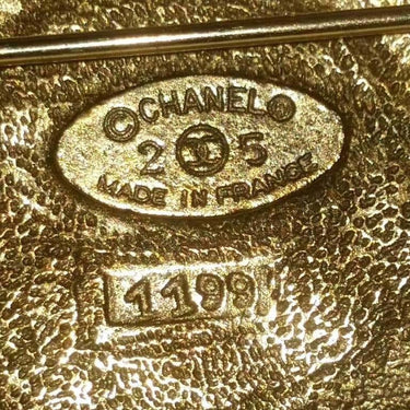 ARCHIVE - Chanel 1980s Large Gold Gilt Brooch With Gripoix Glass Cabochons